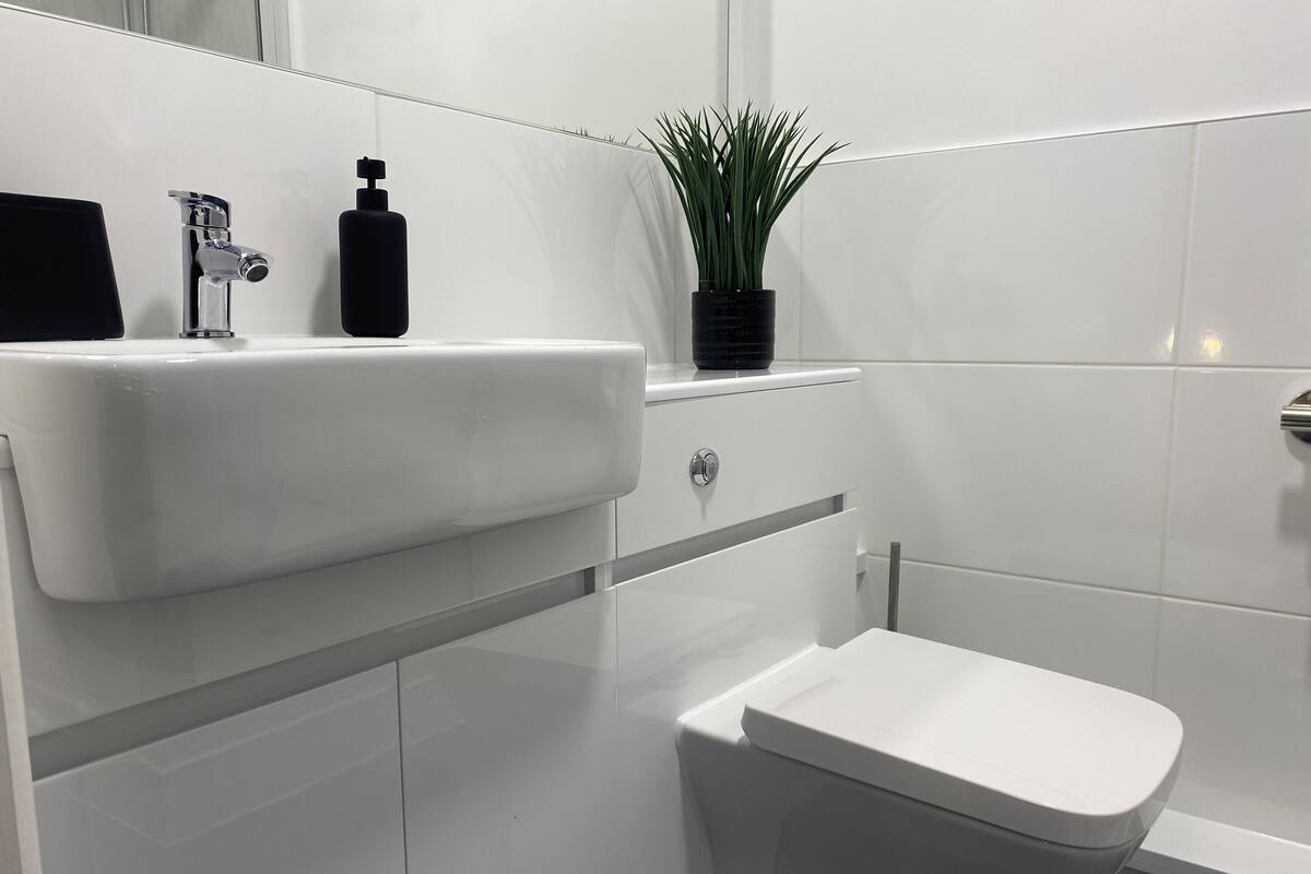 Standard Double Room | Bathroom | Shower, towels