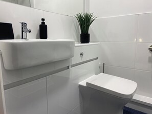 標準雙人房 | 浴室 | 淋浴設備、提供毛巾