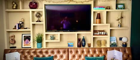 Se sirven desayunos, almuerzos, cenas y cocina local e internacional