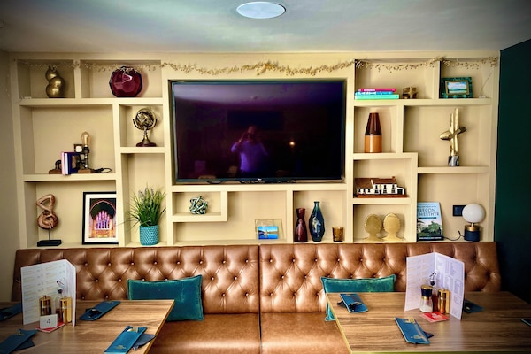 Se sirven desayunos, almuerzos y cenas; cocina local e internacional