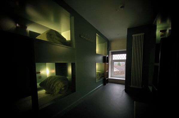 Standard Room, Multiple Beds, Mountain View | Living area