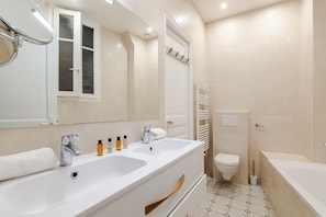 Douche, séchoir à cheveux, serviettes fournies
