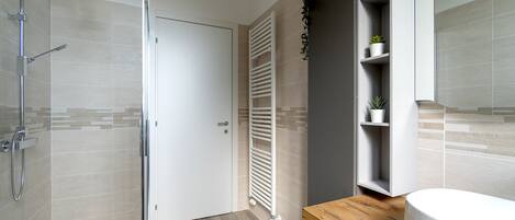 Chuveiro, secador de cabelo, bidê, toalhas de banho