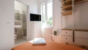 3 habitaciones, escritorio, tabla de planchar con plancha y wifi gratis