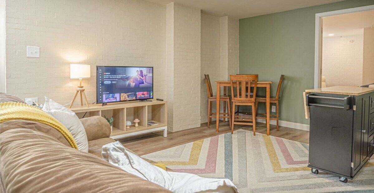 Cozy Midtown Retreat: 1BR Near Downtown/Fort Moore