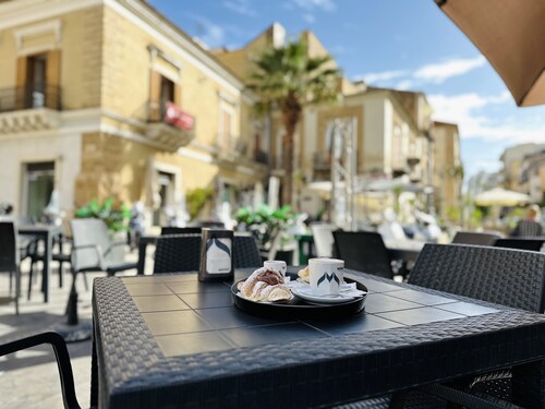 Cosy Abode: Apartment in the Square with View, Kitchen, and Exclusive Terrace