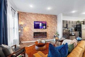 TV connectée, cheminée, espaces bureaux, imprimantes