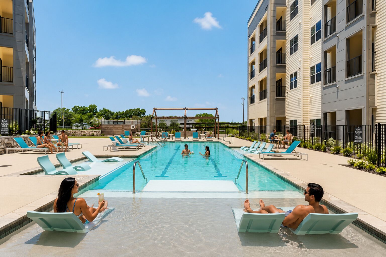 Ein Schwimmbecken mit Liegestühlen und einer Pergola, umgeben von Gebäuden.