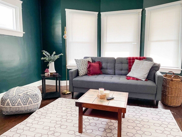 - Free Parking Easy Access, Stress-free Arrival<br>- Fast Wi-fi Perfect For Work Or Streaming<br>- Stocked Kitchen Coffee, Tea & Essentials Included<br>- Hotel-clean Standards Professionally Cleaned After Every Stay - Cleveland