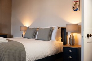 5 bedrooms, iron/ironing board, WiFi, bed sheets