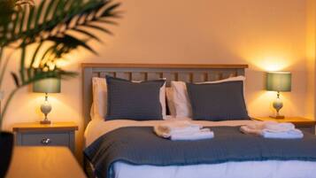 5 bedrooms, iron/ironing board, WiFi, bed sheets