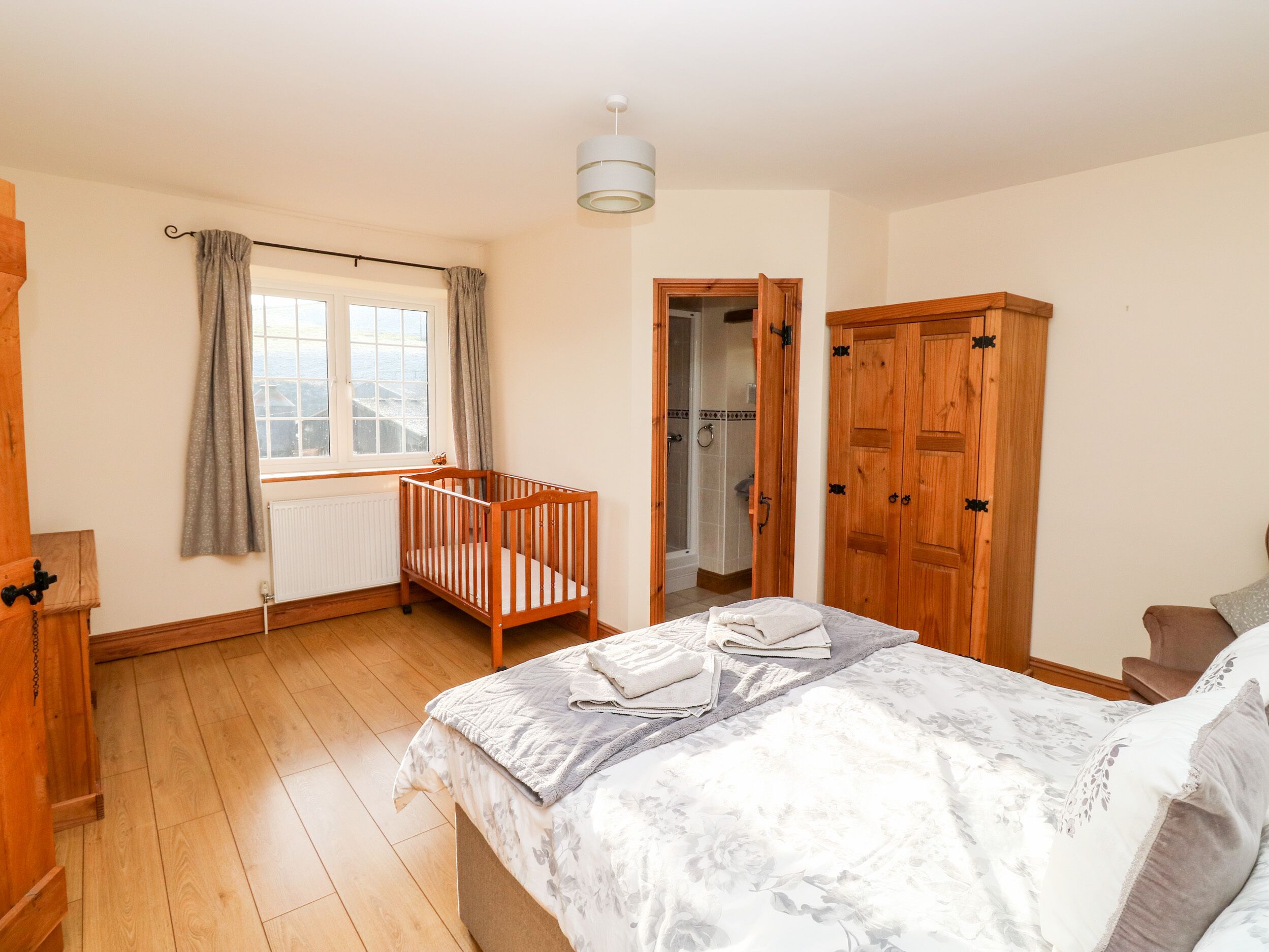 3 habitaciones, decoración personalizada y muebles diferentes 