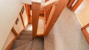 A wooden staircase with carpeted steps leading to a lower level. - Twyford Farm Cottage (Tiverton)