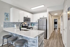 Kylskåp, mikrovågsugn, ugn och spishäll