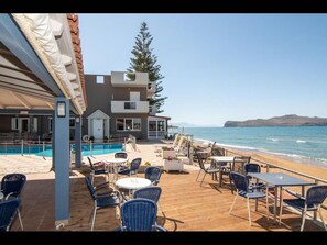 Balcony - Room in Guest Room - Girogiali Beach Hotel (Chania)