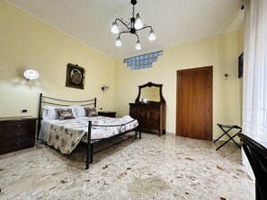 1 sovrum, skrivbord, strykjärn/strykbräda och wi-fi