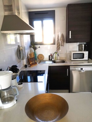 Kühlschrank, Mikrowelle, Ofen, Herdplatte