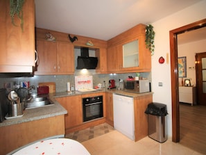 Frigorifero, microonde, forno, piano cottura