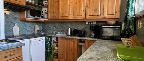 冷蔵庫、電子レンジ、オーブン、コンロ