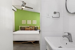 Chuveiro, secador de cabelo, toalhas de banho, shampoo