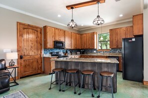 Kylskåp, mikrovågsugn, ugn och spishäll