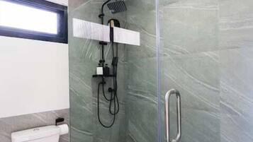 Secadora de cabello, bidet, toallas