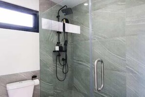 Een haardroger, een bidet, handdoeken