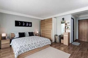 3 habitaciones, tabla de planchar con plancha, wifi y ropa de cama