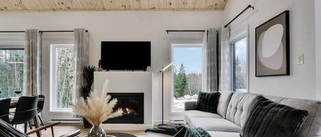 Televisie, een open haard en een kantoor