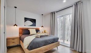 3 bedrooms, desk, WiFi, bed sheets