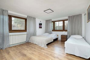 3 quartos, ferros/tábuas de passar roupa, Wi-Fi, roupa de cama