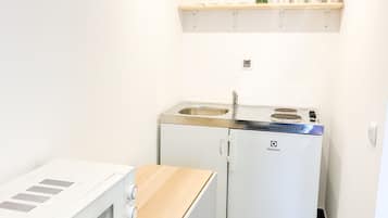 Kjøleskap, mikrobølgeovn, kokeplater og vannkoker