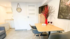 Una cucina moderna con mobili bianchi, un piano di lavoro in legno e un forno integrato.