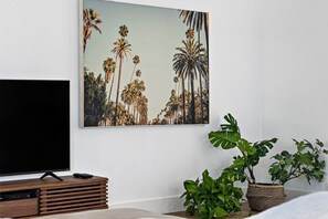 2 bedrooms, iron/ironing board, travel cot, WiFi - Bohemian Condo Near Las Olas and Beach (Fort Lauderdale)