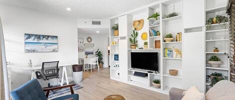 Una televisión, una oficina