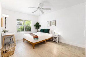 1 quarto, escrivaninha, ferros/tábuas de passar roupa, berço de viagem