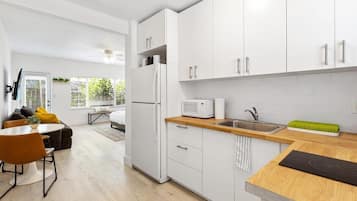 雪櫃、微波爐、焗爐、爐具