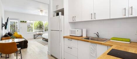 Réfrigérateur, micro-ondes, four, plaque de cuisson