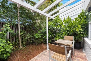 Outdoor dining - Fresh Cozy Studio – Victoria Park Near Beach (Fort Lauderdale)