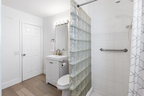 Dusj, hårføner og håndklær