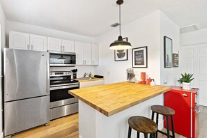 Kjøleskap, kaffetrakter/tekoker og kjøkkenutstyr