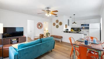 Una televisión, una oficina