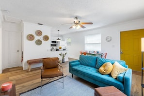 TV, offices - Sunny Side Stay Condo- 2 bed 1 bath Near Riverwalk (Fort Lauderdale)