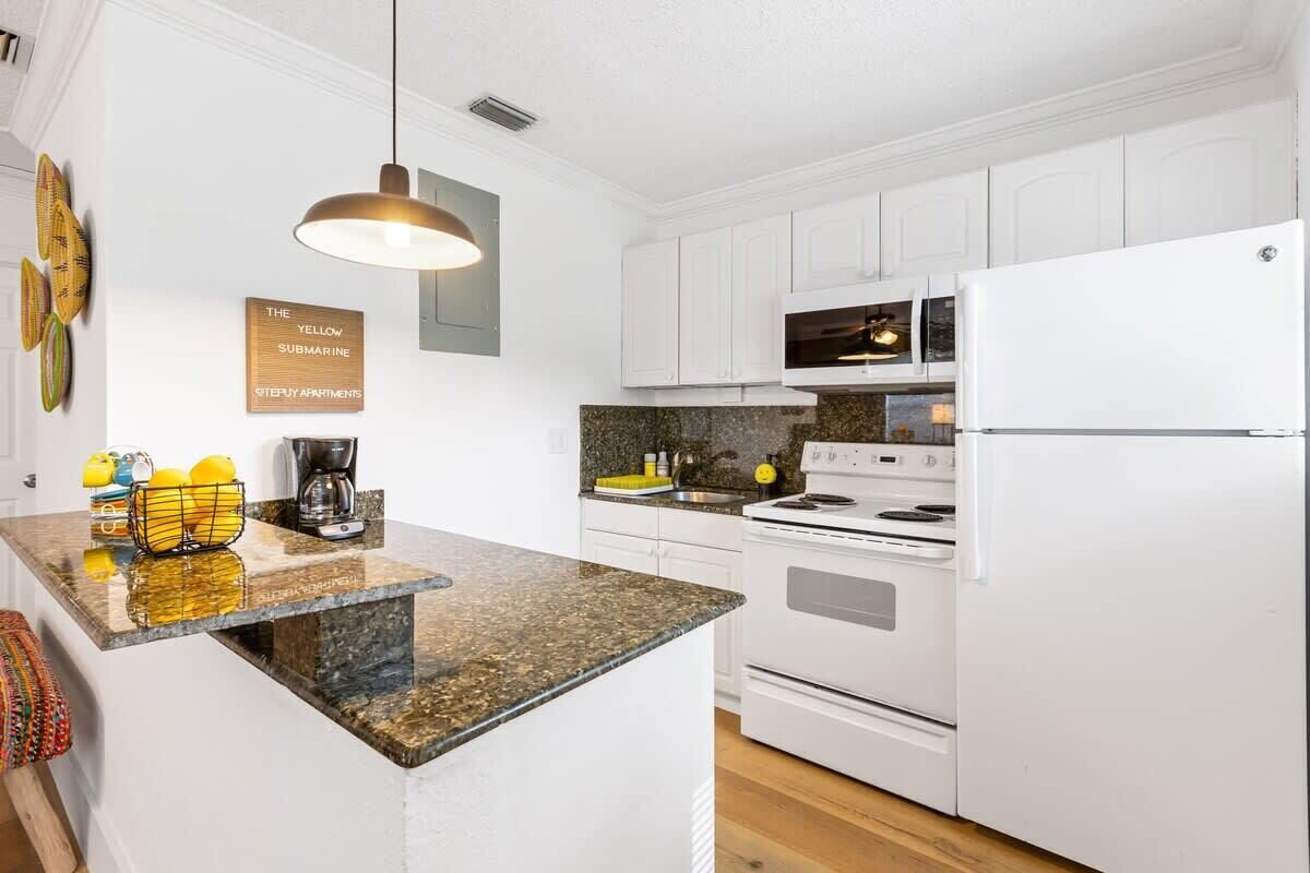 Geladeira, cafeteira/chaleira, talheres/pratos/utensílios de cozinha