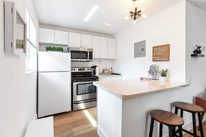 Kjøleskap, kaffetrakter/tekoker og kjøkkenutstyr