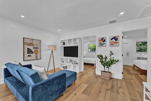 2 habitaciones, escritorio y tabla de planchar con plancha