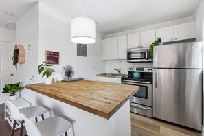 Fridge, stovetop, coffee/tea maker, cookware/dishes/utensils - Flamingo Escape: Bright 2BR Near Riverside Beach (Fort Lauderdale)