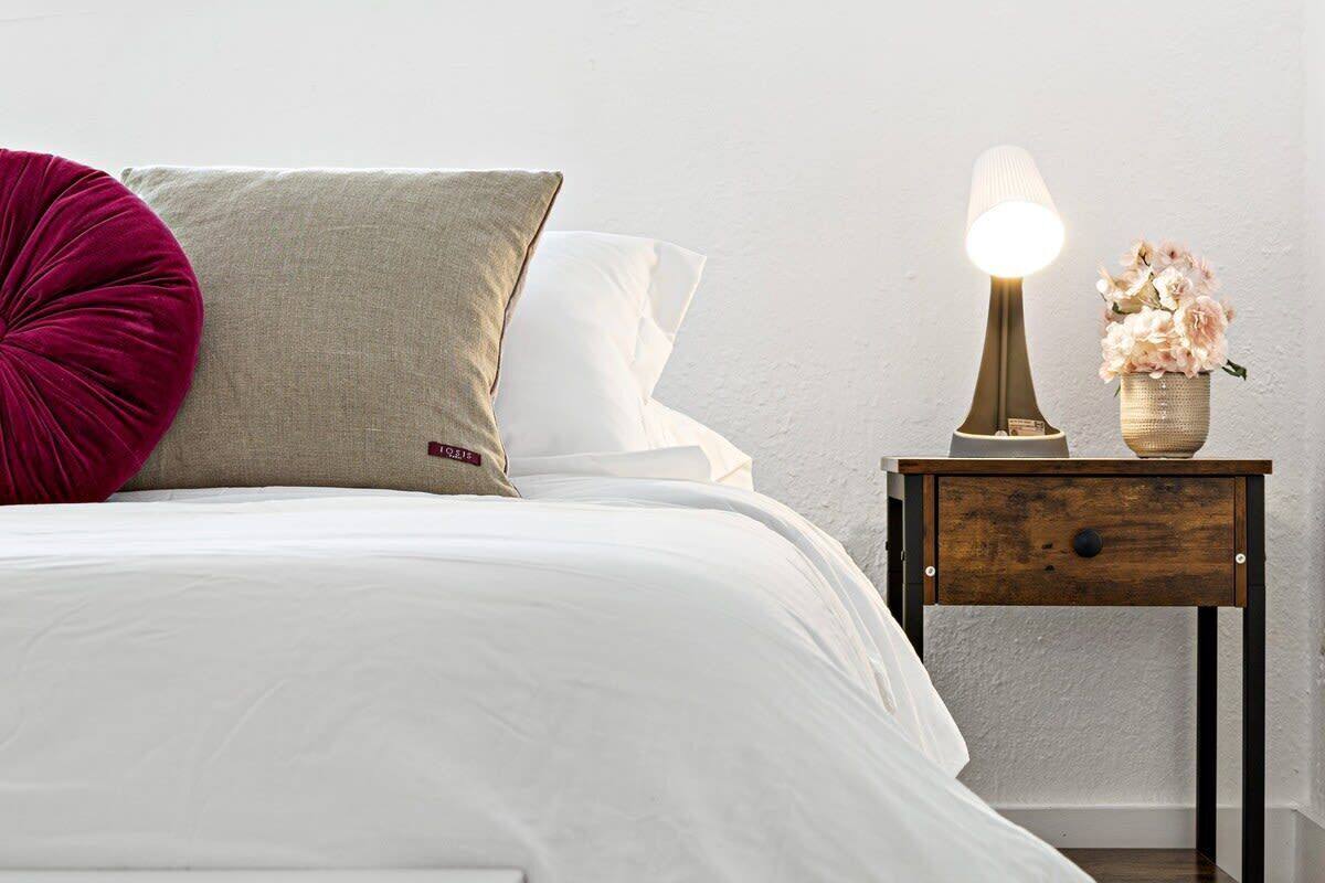 2 dormitorios, escritorio, tabla de planchar con plancha y cuna de viaje