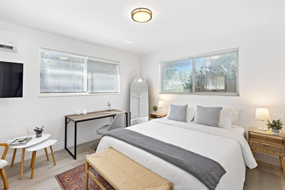 Schreibtisch, Bügeleisen/Bügelbrett, Reisekinderbett, WLAN