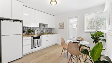 Geladeira, micro-ondas, fogão, cooktop